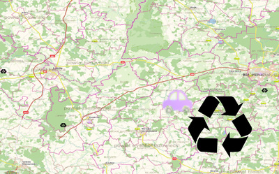 obraz z kawałkiem mapy i czarnym symbolem recyklingu