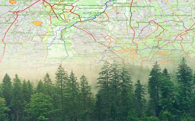 obraz z kawałkiem mapy i lasem na dole